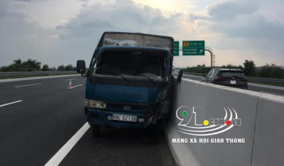 Tông vào dải phân cách trên cao tốc Hà Nội - Hải Phòng, tài xế ô tô tải bị hất văng ra ngoài, tử vong