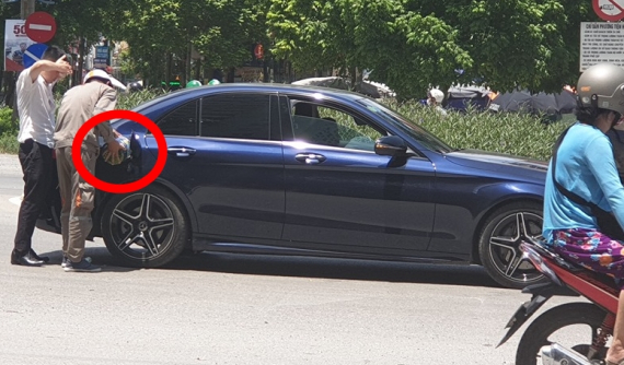 Hà Nội: Choáng với màn đổ xăng ngay giữa đường của Mercedes-Benz C300 AMG 2019