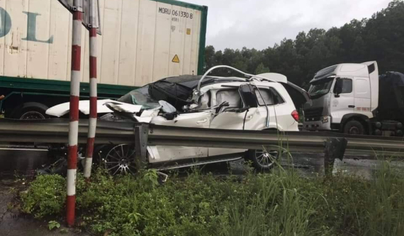 SUV hạng sang Mercedes-Benz GLS tan nát trong vụ tai nạn liên hoàn trên cao tốc Hà Nội - Lào Cai