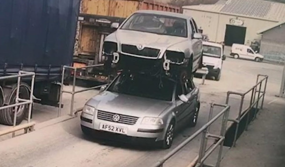 Chứng kiến tài xế vừa lái xe vừa "cõng" xe khác trên nóc một cách rất nguy hiểm