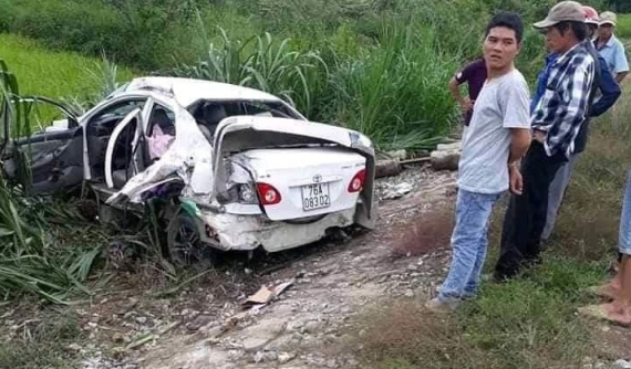 Quảng Ngãi: Toyota Corolla Altis băng qua đường ray, bị tàu hỏa tông nát