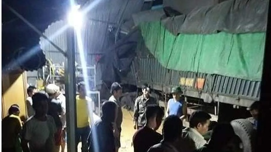 Sơn La: Ô tô tải mất phanh trên đèo, đâm thẳng vào nhà dân khiến một cặp vợ chồng tử vong