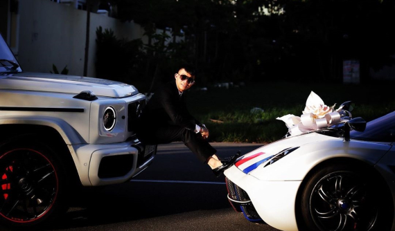 Trước ngày vui trọng đại của con gái, Minh "Nhựa" liên tục chia sẻ hình ảnh độc chụp cùng Pagani Huayra