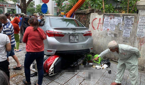 Huế: Ô tô điên lại lộng hành khiến 1 người thương nặng