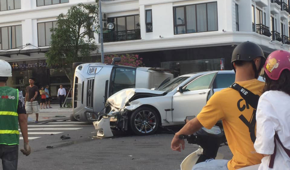 Quảng Ninh: Va chạm với xe sang BMW 7-Series, ô tô khách Ford Transit bị lật nghiêng