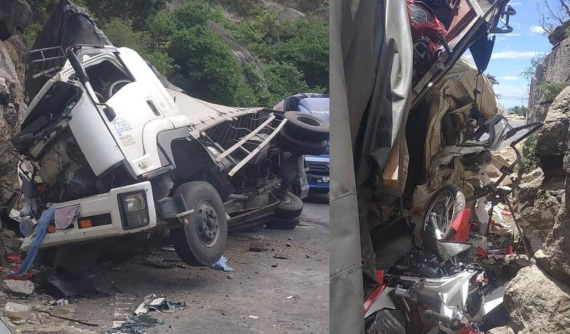 Phú Yên: Ô tô tải tông vào vách núi trên đèo Cả, hàng loạt xe máy trên thùng sau bị hỏng