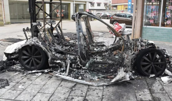 Không thể trộm được xe Tesla Model X, kẻ gian thiêu rụi luôn chiếc SUV điện nhanh nhất thế giới