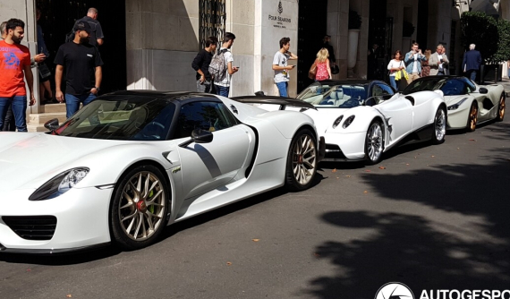 Bộ 3 siêu xe triệu đô cực hiếm thả dáng trên đường phố của Paris, ấn tượng nhất là màu sơn trắng