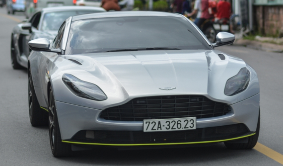 Đoàn siêu xe và xe thể thao của các thành viên Car Passion di chuyển từ Bình Dương lên Đà Lạt