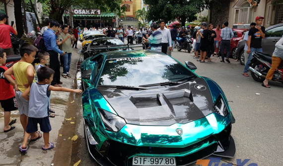 Dàn siêu xe đắt đỏ của nhà giàu Việt tụ tập về Bình Dương mừng Cường "Đô-la" khai trương nhà hàng thứ 3