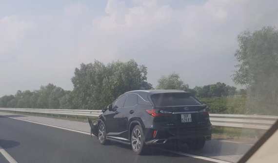 SUV hạng sang Lexus RX tông trúng ô tô tải nổ lốp trên cao tốc Hà Nội - Hải Phòng