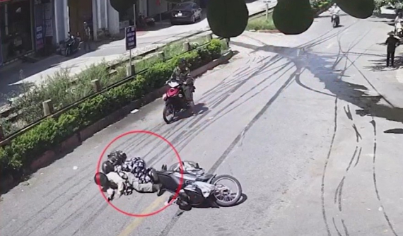 Hải Dương: Dầu từ ô tô khách chảy lênh láng ra đường, gây tai nạn cho hàng loạt xe máy