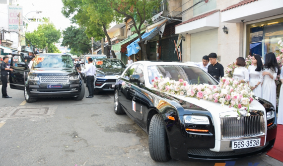 Dàn xe "khủng" rước dâu con gái của Minh "Nhựa" nhưng thiếu vắng Pagani Huayra