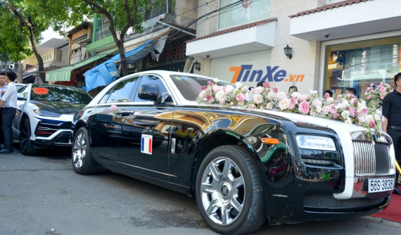 Cận cảnh xe hoa Rolls-Royce Ghost trong buổi rước dâu của con gái Minh "Nhựa"
