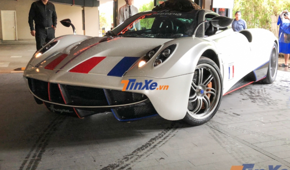 Pagani Huayra được Minh "Nhựa" âm thầm vận chuyển đến nơi tổ chức đám cưới cho con gái vào tối nay