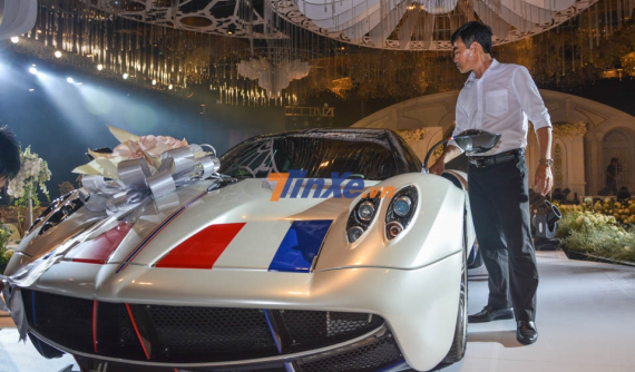 Pagani Huayra được Minh "Nhựa" đem vào trưng bày ở tiệc cưới của con gái, khách tham quan ai nấy đều choáng ngợp