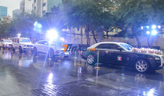 Rolls-Royce Ghost cùng 5 chiếc SUV hơn 100 tỷ đồng dầm mưa trong đám cưới con gái Minh "Nhựa"
