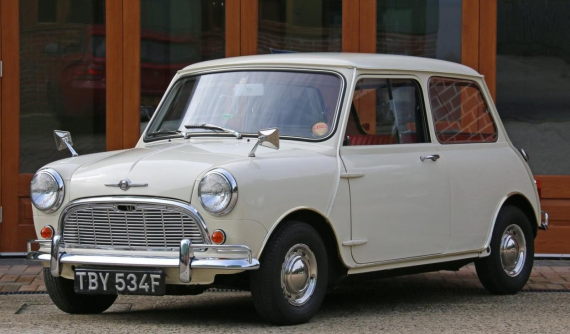 Đây là chiếc Mini 1968 nguyên gốc nhưng vẫn đẹp y như mới với chỉ 436 km trên đồng hồ