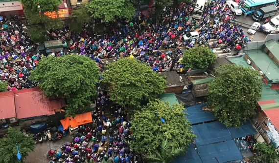 Một trận mưa lớn buổi sáng, đường Hà Nội ngập úng, ách tắc nhiều nơi