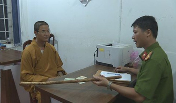 Buôn Ma Thuột: Sư thầy cầm gậy đập vỡ kính ô tô vì tài xế không cho vượt