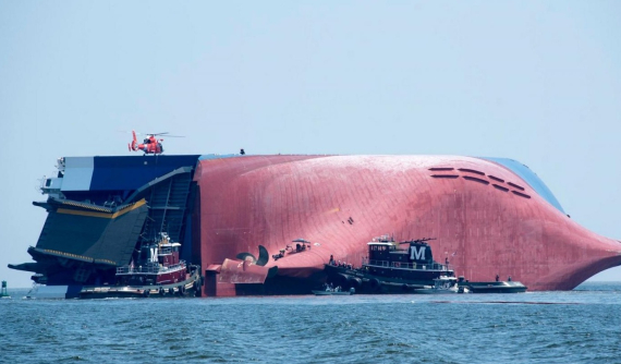 Tàu chở hơn 4.000 chiếc ô tô bị lật ở biển, may mắn không thủy thủ nào thiệt mạng