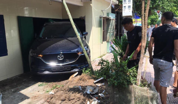 Thái Bình: Thanh niên lùi Mazda CX-5 "mới toanh", còn chưa có biển số, vào nhà bố mẹ