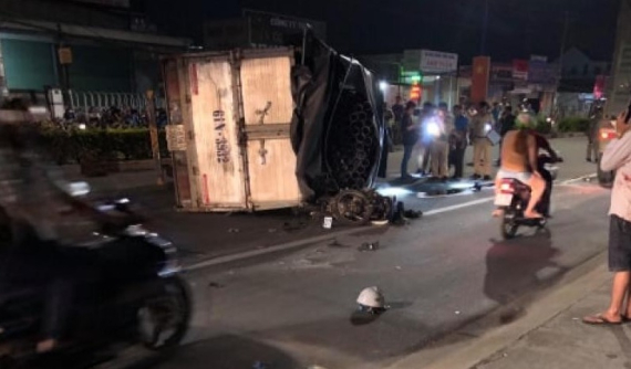 Bình Dương: Ô tô tải lật nghiêng, đè trúng xe máy Yamaha Exciter khiến 1 thanh niên nguy kịch