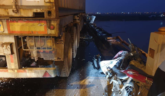 Xe container lao qua dải phân cách trên cầu Thanh Trì, tông 3 xe máy, 1 người rơi xuống sông Hồng