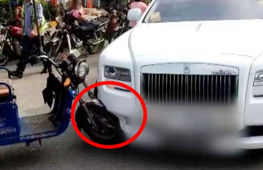 Chạy xe ngược chiều tông vào Rolls-Royce Ghost, người lái xe 3 bánh suýt phải đền 65 triệu đồng