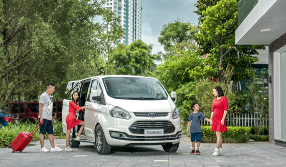 Ford Tourneo chính thức có giá bán từ 999 triệu đồng, Kia Sedona sắp bị đe doạ