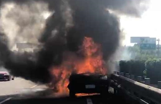 Gặp tai nạn ở tốc độ cao, xe Porsche bốc cháy như ngọn đuốc trên cao tốc