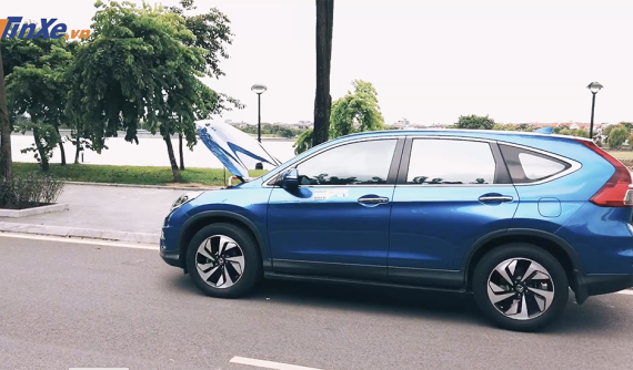 Lái ô tô khi mở nắp capô: Tưởng không dễ mà dễ không tưởng!