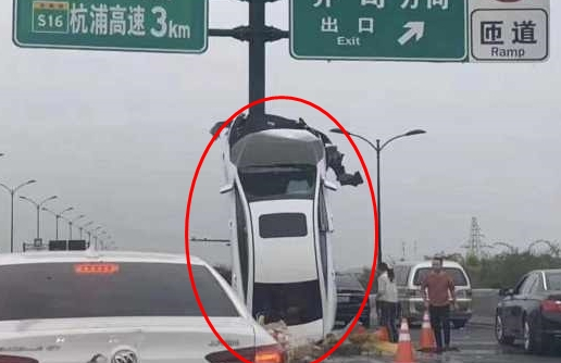 Sau tai nạn, chiếc ô tô do cô gái cầm lái dựng đứng hướng lên trời