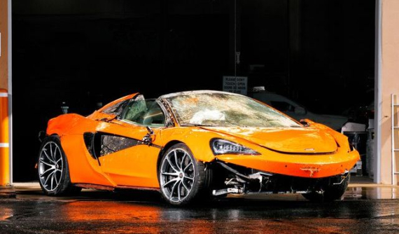 Vì sao siêu xe mui trần McLaren 570S rơi xuống vách đồi cao 90 mét mà không ai bị thương?