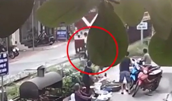 Hải Dương: Dừng xe máy sát đường ray, người đàn ông suýt bị tàu hỏa tông trúng