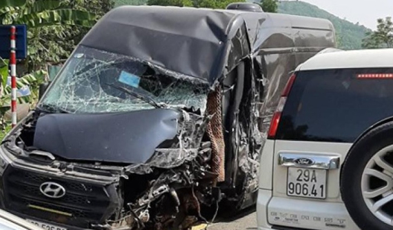 Video ô tô khách Hyundai Solati lấn làn, va chạm với xe container tại Lạng Sơn khiến 1 tài xế bị thương nặng