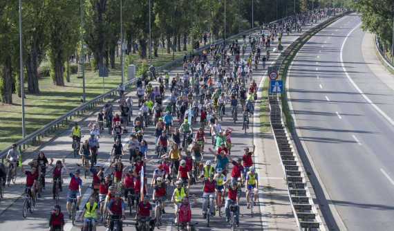 Khoảng 25.000 người biểu tình đã đi xe đạp tới Triển lãm Ô tô Frankfurt 2019 và lên tiếng vì môi trường