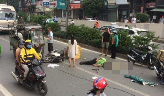 Hà Nội: Xe máy va chạm với xe ba gác tại Hầm Kim Liên, người điều khiển xe máy bị thương nặng