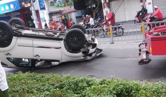 Sài Gòn: "Thánh lật" Toyota Fortuner ngửa bụng giữa đường lúc sáng sớm