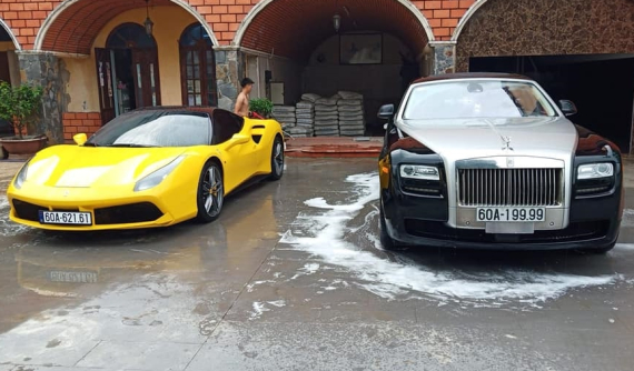 Siêu xe Ferrari 488 GTB đỗ cùng Rolls-Royce Ghost biển "tứ quý" 9 của doanh nhân Đồng Nai