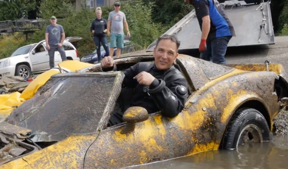 Chứng kiến thợ lặn chuyên nghiệp vớt lên một chiếc Chervolet Corvette C3 đã chìm dưới nước nhiều năm