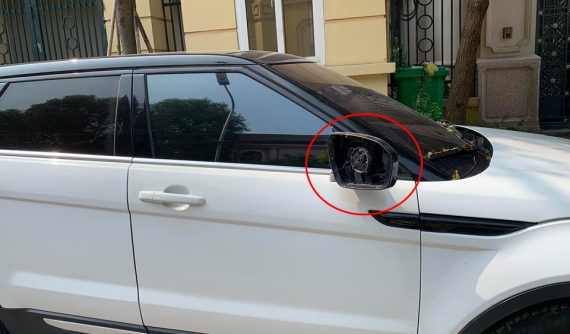 Hà Nội: Range Rover Evoque bị kẻ gian vặt mặt gương, cư dân mạng hỏi bán cho ai?