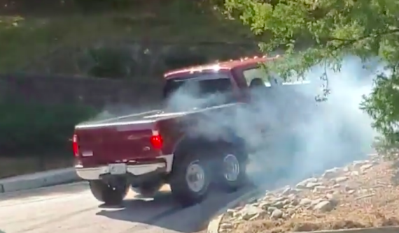 Cư dân mạng cười nhạo chiếc Ford F-250 6 bánh hoành tráng mà không leo nổi con dốc thoai thoải