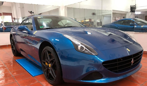Siêu xe mui trần Ferrari California T từng của ông Đặng Lê Nguyên Vũ lột bỏ đề-can về màu sơn "zin"