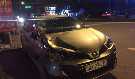 Video quay cảnh chiếc Toyota Vios của Chủ nhiệm UBKT Đảng ủy khối tông xe máy khiến 1 người tử vong tại Hà Tĩnh