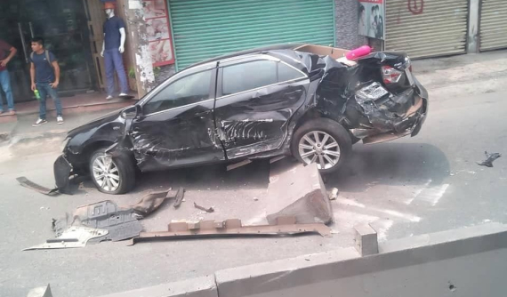 Sài Gòn: Va chạm với xe container, Toyota Camry ủi bay dải phân cách, lao sang làn đường xe máy