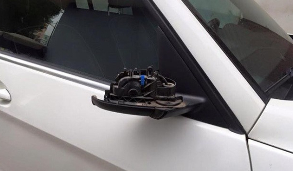 Mercedes-Benz E 200 bị “vặt gương”, đại lý báo giá phụ tùng thay thế tới 100 triệu đồng