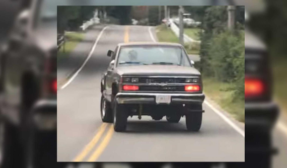 Chiếc xe bán tải với thân vỏ "lộn ngược đầu đuôi" này sẽ khiến bạn phải gãi đầu suy nghĩ