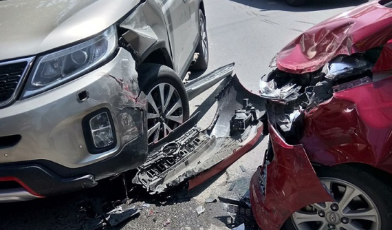 Hà Nội: Hyundai Grand i10 lấn làn, tông trúng Kia Sorento, tài xế tử vong