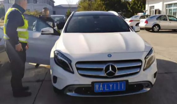 Con trai đỗ đại học bố mẹ liền tặng xe Mercedes-Benz, câu chuyện đằng sau đó mới thật bi thảm